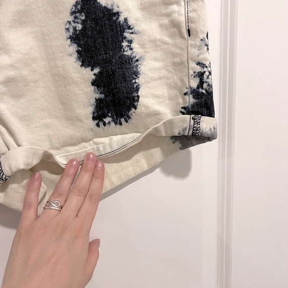 💯3/30$ BCBGeneration Bleach Wash Cuffed Shorts - Picture 4 of 5